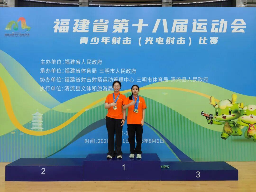 (右为黄歆雅).jpg